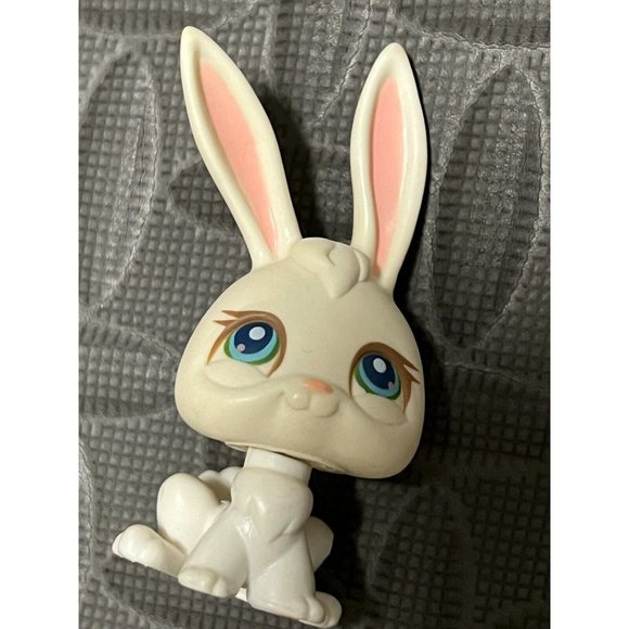 Littlest Pet Shop LPS #3 White bunny rabbit 2004 Long Ears Eyelashes Magnet 3‎ - Picture 4 of 6